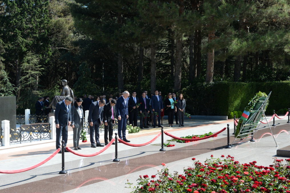 DTA əməkdaşları və turizm sənayesi nümayəndələri 29 sentyabr - Turizm işçiləri günü ilə əlaqədar Fəxri Xiyabanı ziyarət ediblər