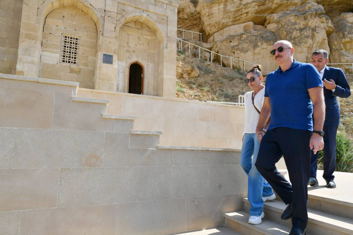 İlham Əliyev və birinci xanım Mehriban Əliyeva Qobustan rayonunda “Diri Baba” türbəsində aparılan yenidənqurma işləri ilə tanış olublar