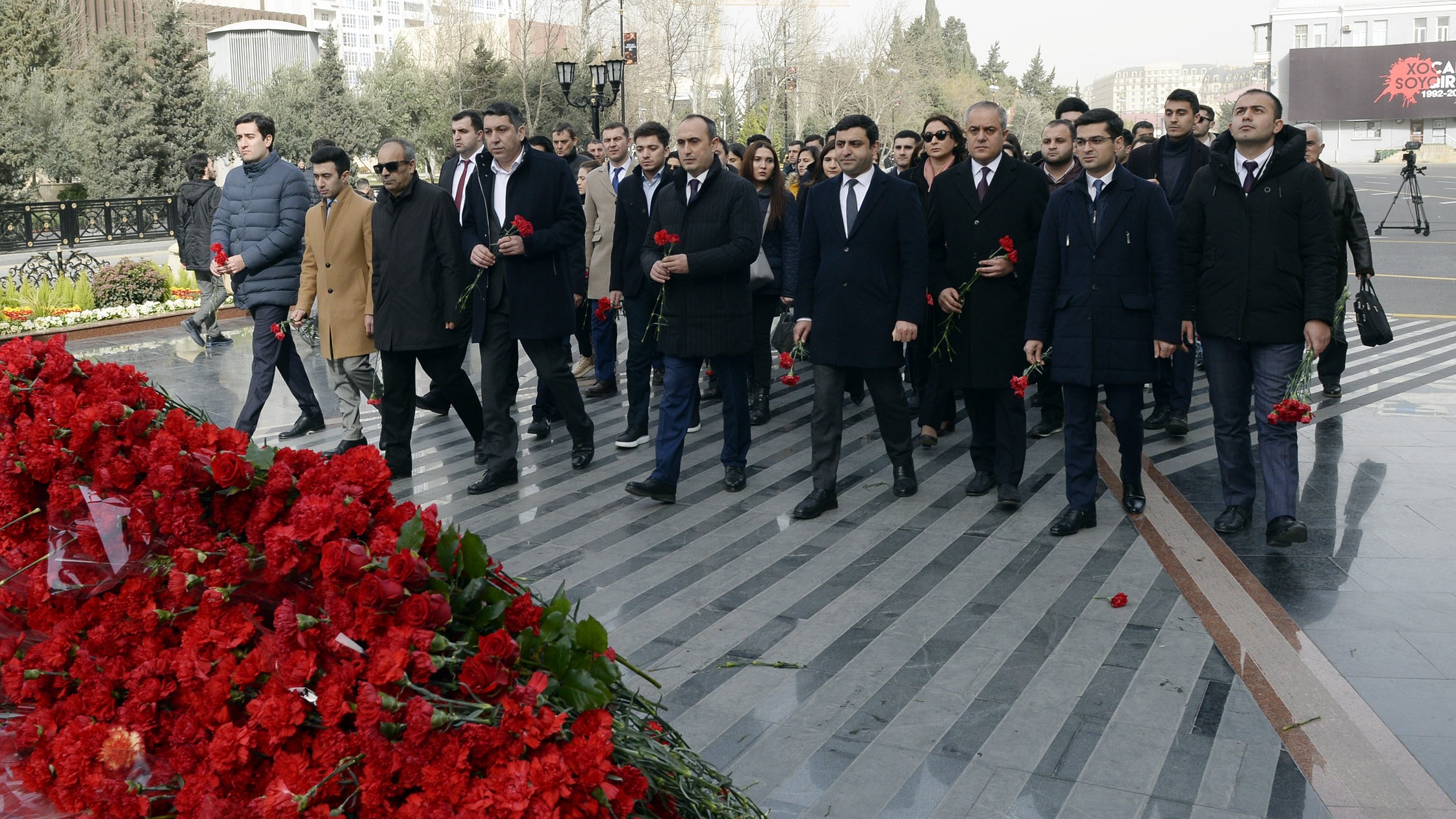 Dövlət Turizm Agentliyi və turizm sektorunun nümayəndələri Xocalı soyqırımının 28-ci ildönümü ilə əlaqədar “Ana harayı” abidəsini ziyarət ediblər