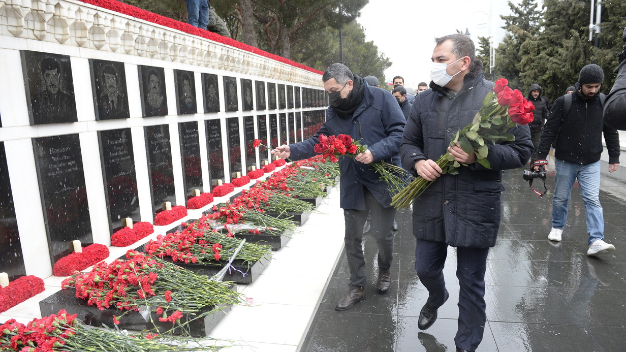 DTA əməkdaşları Ümumxalq Hüzn Günü ilə əlaqədar Şəhidlər Xiyabanını ziyarət ediblər